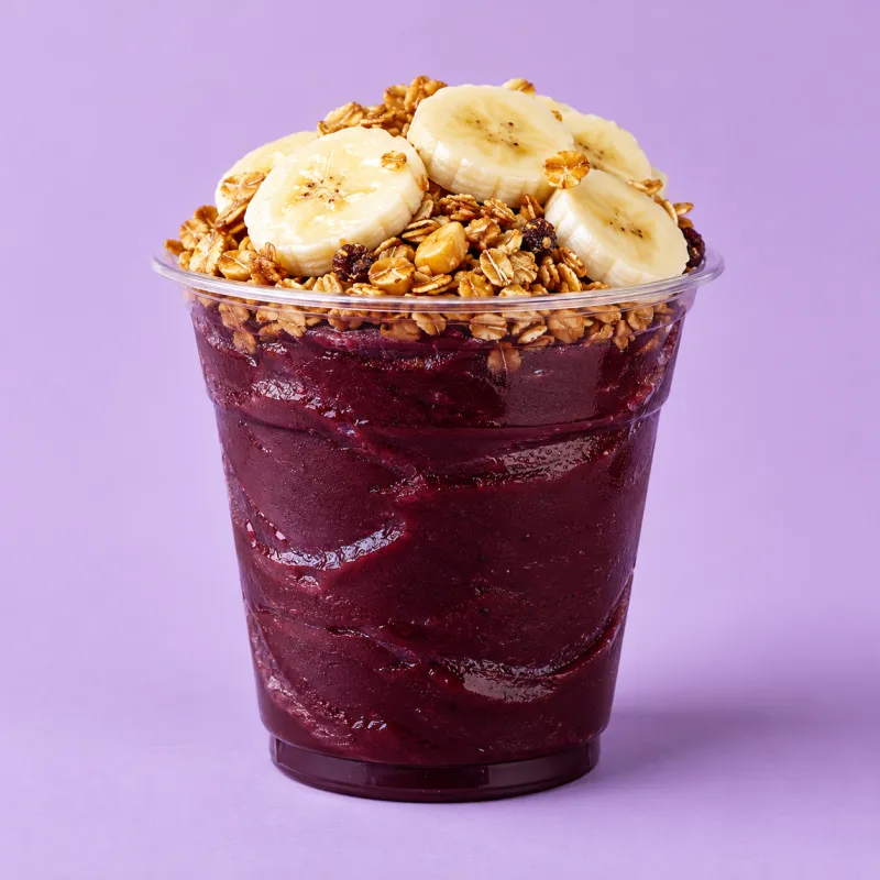 Copo de açaí com granola e banana