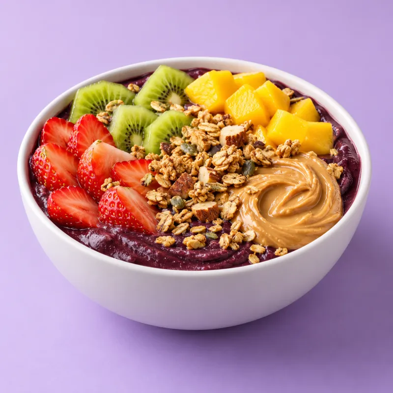Tigela de açaí com morango, kiwi, manga e pasta de amendoim